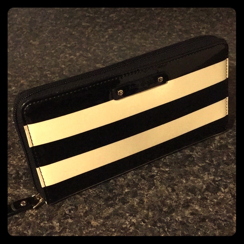 ☀️Kate Spade Penn Valley Neda Wallet *READ!*